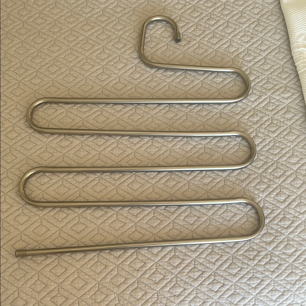Silver Closet Organizer with Unique Zigzag Design
